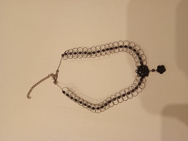 Collana girocollo con ciondolo floreale