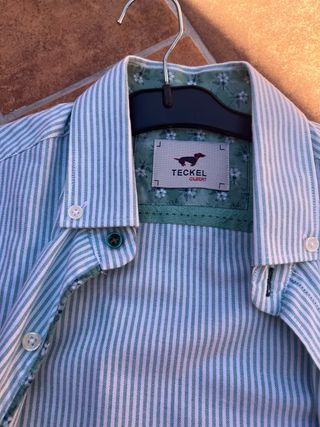 Camisa de rayas azul y blanca