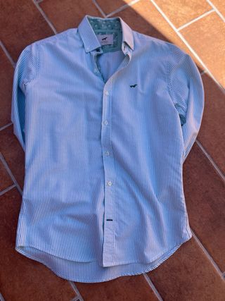 Camisa de rayas azul y blanca