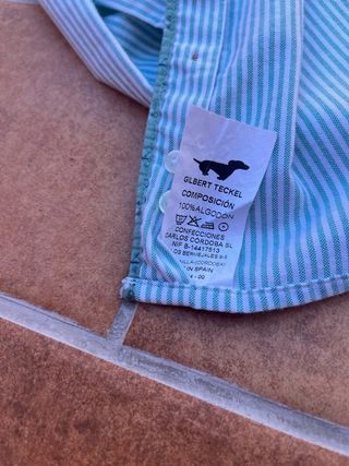 Camisa de rayas azul y blanca