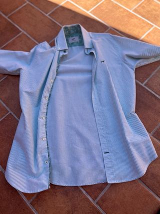 Camisa de rayas azul y blanca