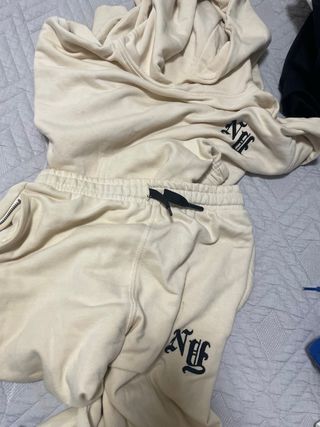 Conjunto deportivo beige con logo