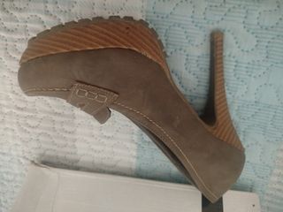 Zapatos de tacón beige para mujer