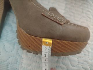 Zapatos de tacón beige para mujer