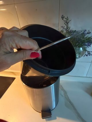 Cubo de basura de metal plateado