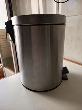 Cubo de basura de metal plateado