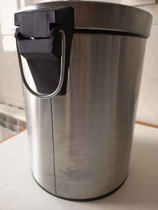 Cubo de basura de metal plateado