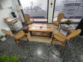 Juego de 4 sillas de mimbre y mesa central cristal