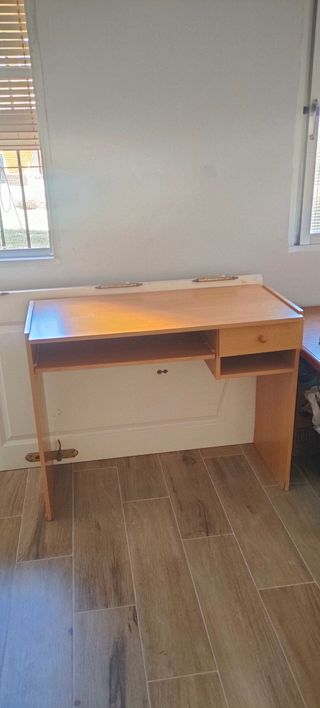 Escritorio de madera para ordenador