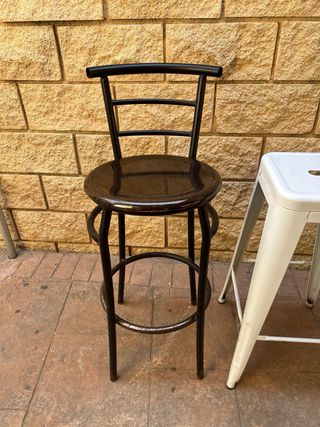 Taburetes de forja bar negro y marrón y blancos.