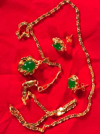 Collar y pendientes chapados en oro con jade