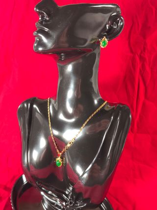 Collar y pendientes chapados en oro con jade