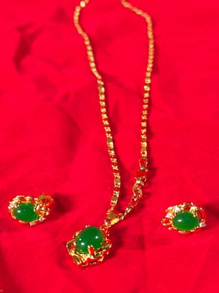 Collar y pendientes chapados en oro con jade