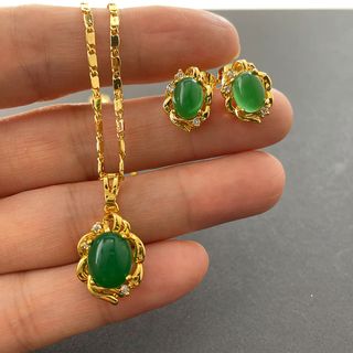 Collar y pendientes chapados en oro con jade