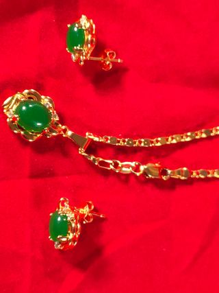 Collar y pendientes chapados en oro con jade