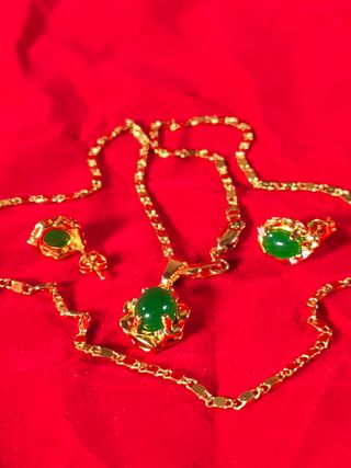 Collar y pendientes chapados en oro con jade