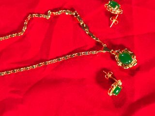 Collar y pendientes chapados en oro con jade