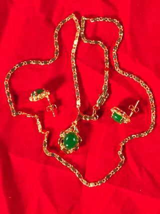 Collar y pendientes chapados en oro con jade