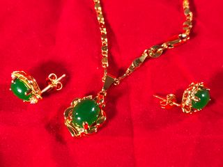 Collar y pendientes chapados en oro con jade