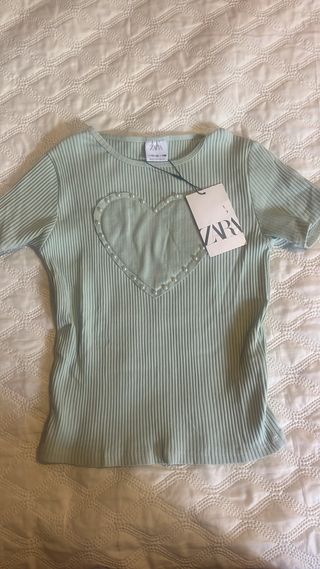 Camiseta Zara niña corazón perlas verde