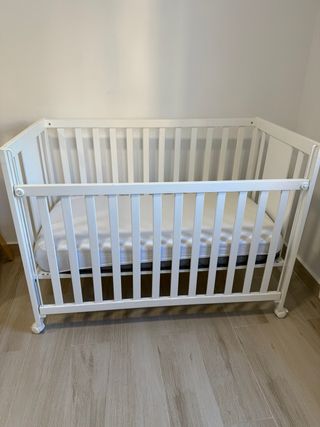 Cuna bebé blanca  + colchón