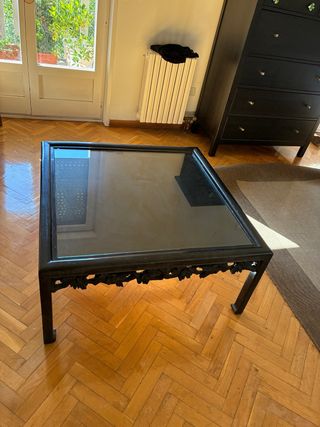 2 Mesas de centro de madera negra con cristal.