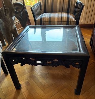 2 Mesas de centro de madera negra con cristal.