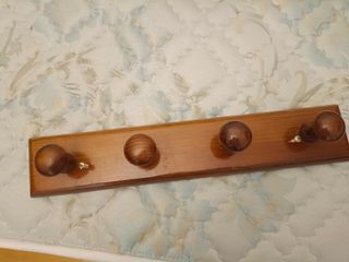 Perchero de madera marrón