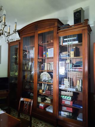 Estantería madera con puertas cristal