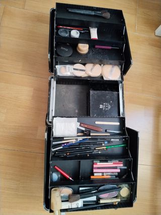 Maletín de maquillaje con ruedas