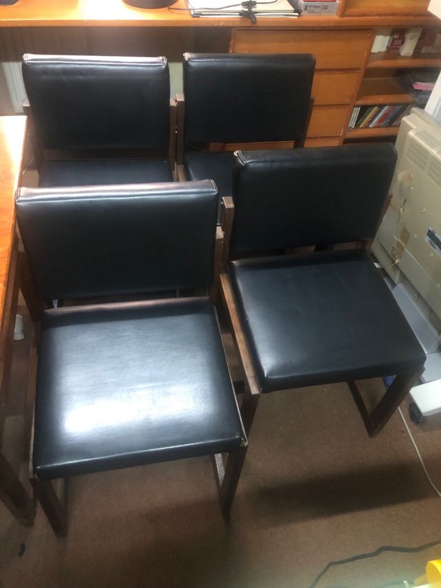 Sillas de comedor negras de cuero.