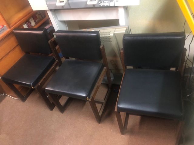 Sillas de comedor negras de cuero.