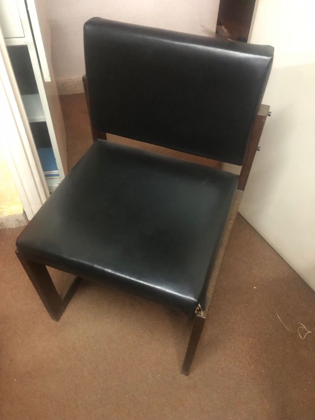 Sillas de comedor negras de cuero.