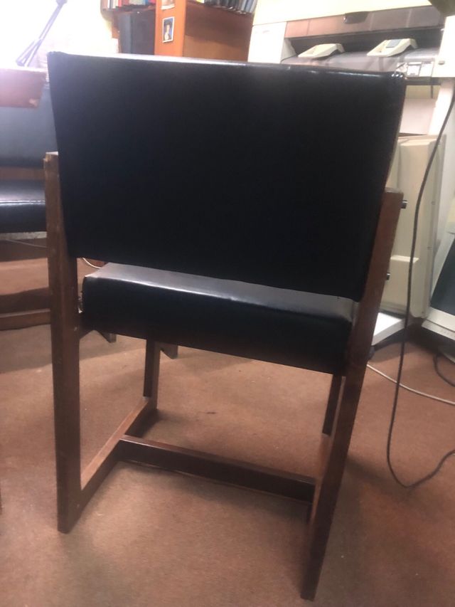 Sillas de comedor negras de cuero.