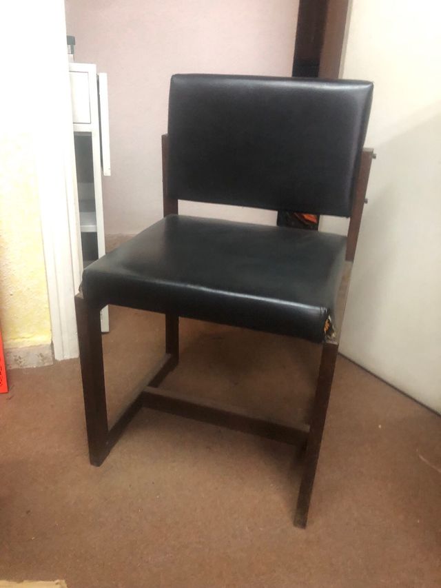 Sillas de comedor negras de cuero.