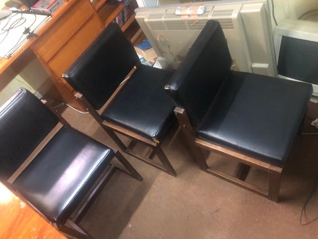 Sillas de comedor negras de cuero.