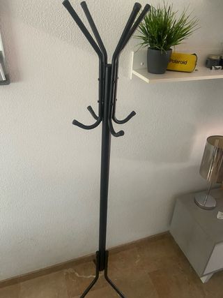 Perchero de pie negro