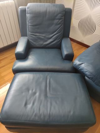 Sofá y sillón de piel azul con puff