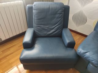 Sofá y sillón de piel azul con puff