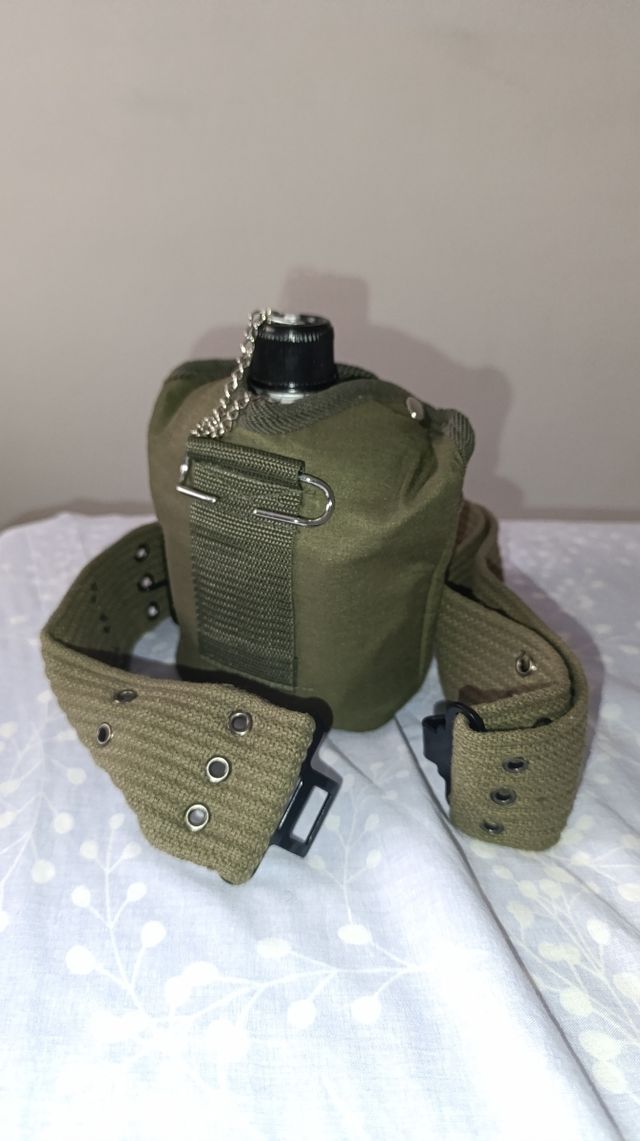 Cantimplora militar verde con correa