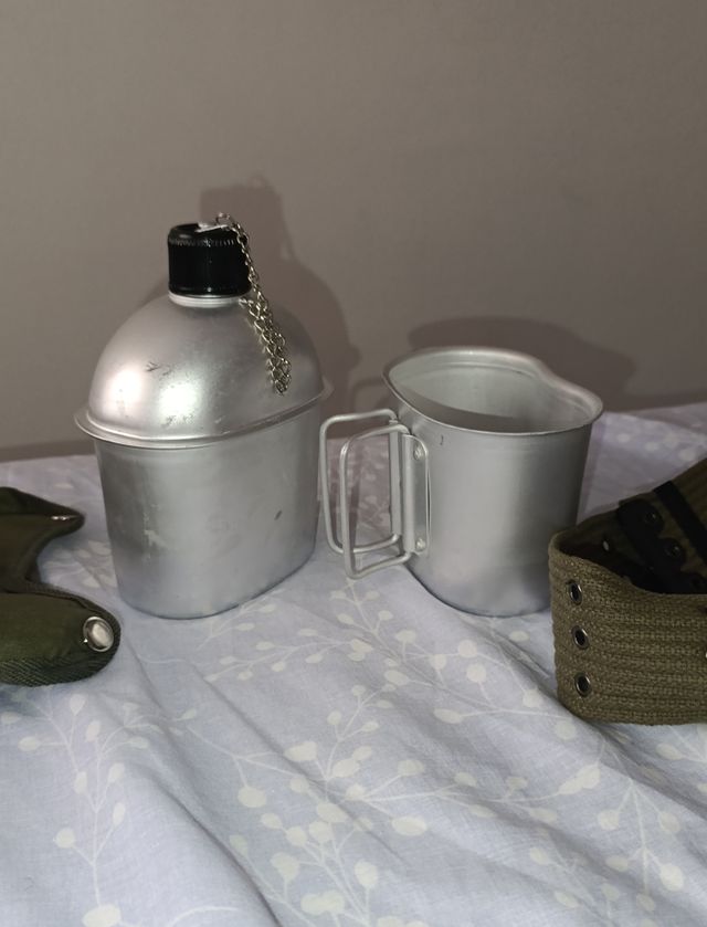 Cantimplora militar verde con correa