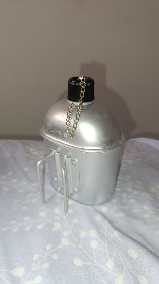 Cantimplora militar verde con correa