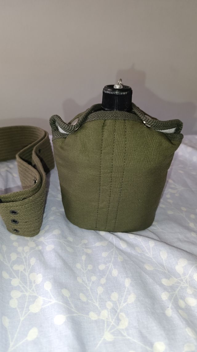 Cantimplora militar verde con correa