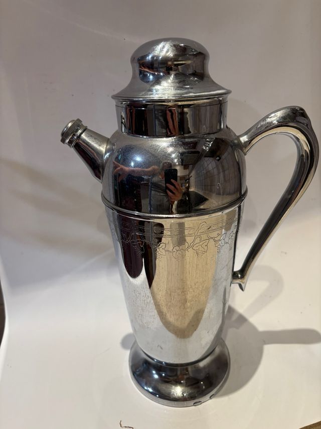 Jarrón de metal plateado