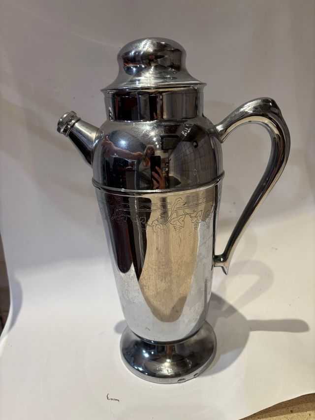 Jarrón de metal plateado