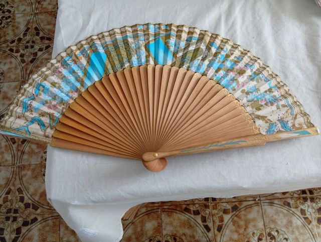 Abanico de madera con estampado floral