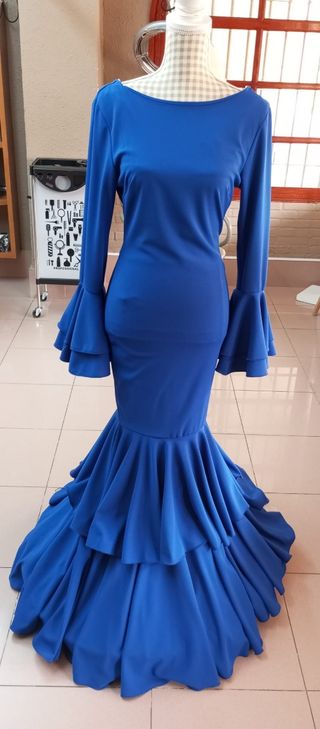 Traje de flamenca azul con volantes