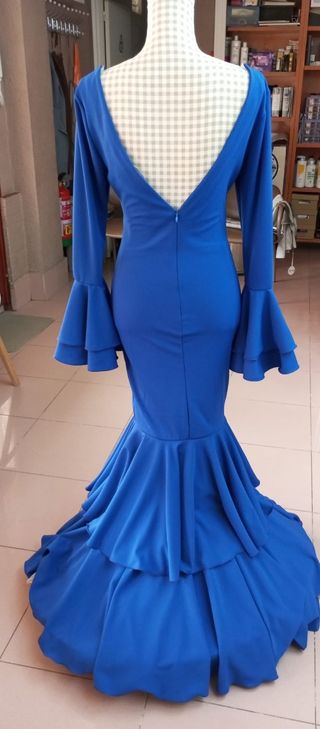 Traje de flamenca azul con volantes