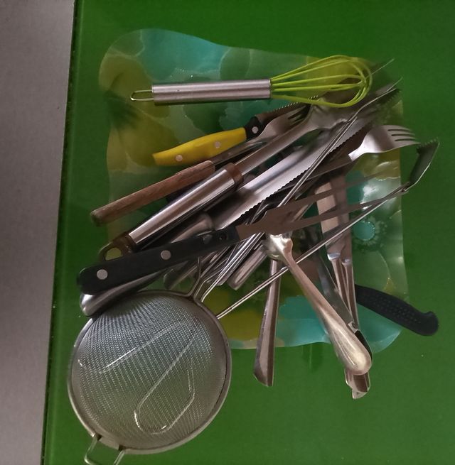 Bandeja con cubiertos metálicos y de madera