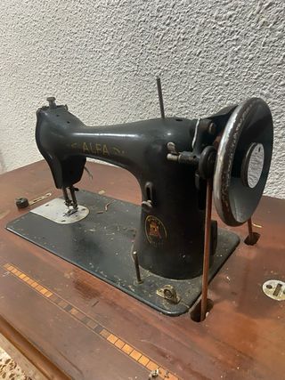 Máquina de coser antigua Alfa